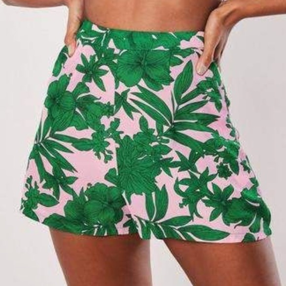 Missguided Pants - NEW!! HP 🥳🥳🥳 Missguided Tropical Print Shorts